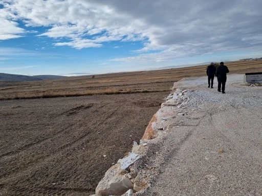 İhsaniye ve İscehisar il&ccedil;elerinde başlatılan arazi et&uuml;t &ccedil;alışması s&uuml;r&uuml;yor
