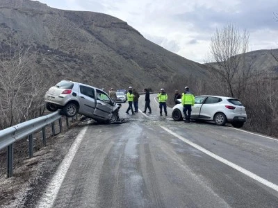 İki ara&ccedil; kafa kafaya &ccedil;arpıştı: 4 yaralı