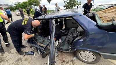İki ara&ccedil; kafa kafaya &ccedil;arpıştı: Aynı aileden 6 kişi yaralandı