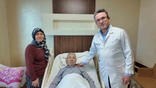 İki bacağındaki damar tıkanıklığından ameliyatsız anjiyoplasti y&ouml;ntemiyle kurtuldu
