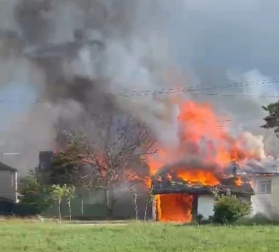 İki ev ve bir depo alev alev yandı