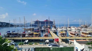 İki gemi ile Bodrum&rsquo;a 1982 yolcu geldi