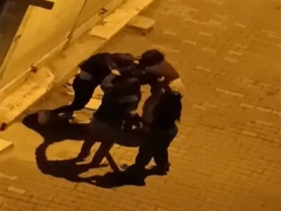 İki gen&ccedil; kızın kavgasını mahalleli g&uuml;&ccedil;l&uuml;kle ayırdı