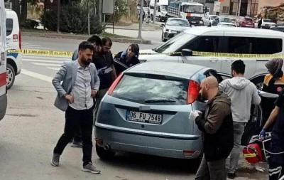 İki gen&ccedil; park halindeki otomobilde &ouml;l&uuml; bulundu