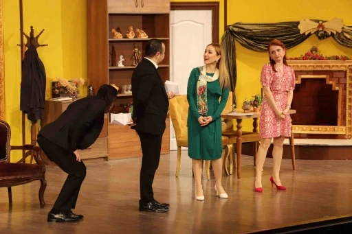 İki karakteri canlandırdı, 8 saniyede kost&uuml;m değiştirince ikizi var sanıldı
