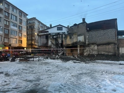 İki katlı metruk bina &ccedil;&ouml;kt&uuml;