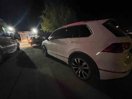 İki motosiklet ve bir otomobil &ccedil;arpıştı: 3 yaralı
