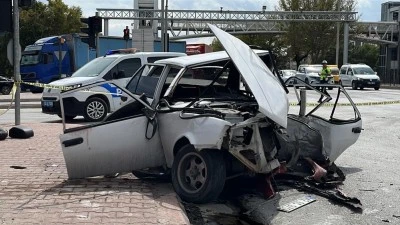 İki otomobil &ccedil;arpıştı: 3'&uuml; ağır 4 kişi yaralandı