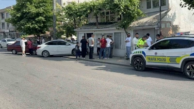 İki otomobil &ccedil;arpıştı, duramayan ara&ccedil; evin duvarına &ccedil;arptı