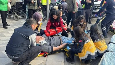 İki otomobil &ccedil;arpıştı, savrulan ara&ccedil;lardan biri yayaların arasına daldı, 5 yaralı