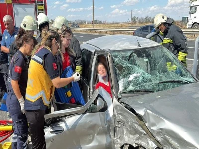 İki otomobil kafa kafaya &ccedil;arpıştı; 2 yaralı