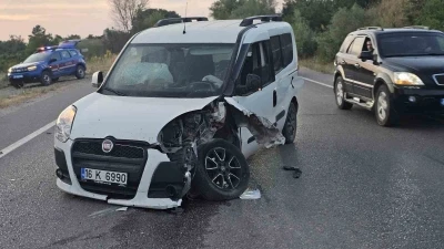 İki otomobil kafa kafaya &ccedil;arpıştı: 3 yaralı