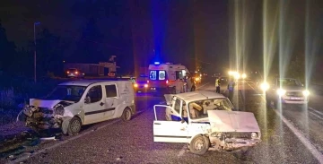 İki otomobil kafa kafaya &ccedil;arpıştı: 3 yaralı
