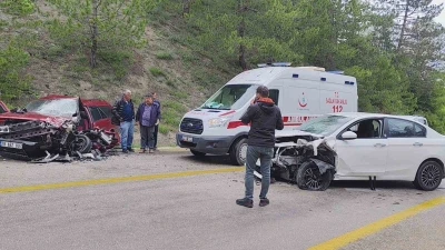  İki otomobil kafa kafaya &ccedil;arpıştı: 8 yaralı