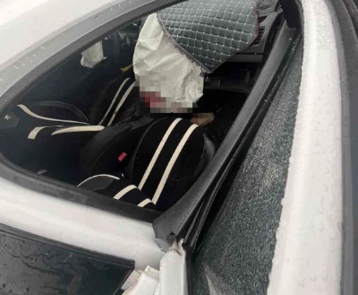 İki otomobil kafa kafaya &ccedil;arpıştı: 8 yaralı
