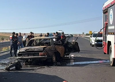İki otomobilin &ccedil;arpıştığı kazada ara&ccedil;lardan birinde yangın &ccedil;ıktı: 1 &ouml;l&uuml;, 2 yaralı