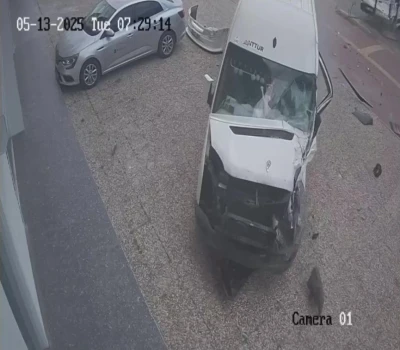 İki servis aracı &ccedil;arpıştı, biri iş yerine daldı
