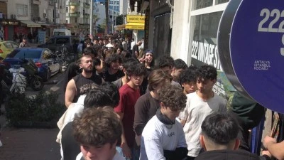 İkinci el giyim mağazası a&ccedil;ılışı yoğun ilgi nedeniyle izdihama d&ouml;n&uuml;şt&uuml;