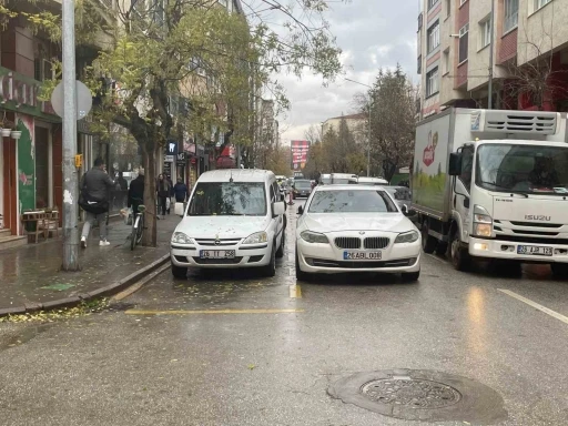 İkinci sıraya park edilen ara&ccedil;lar trafiğin sıkışmasına neden oluyor
