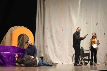 &lsquo;İkinin İkisi&rsquo; oyunu seyirciyle buluşmak i&ccedil;in g&uuml;n sayıyor
