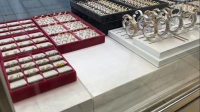 İkisi oyaladı, biri vitrindeki milyonluk altın y&uuml;z&uuml;kleri &ccedil;aldı