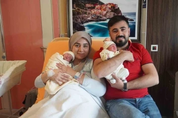 İkiz bebeklerini normal doğumla d&uuml;nyaya getirdi
