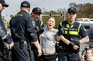 İklim aktivisti Greta Thunberg, protestoda iki kez g&ouml;zaltına alındı
