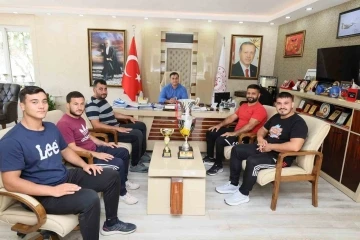 İl M&uuml;d&uuml;r&uuml; &Ouml;zt&uuml;rk başarılı g&uuml;reş&ccedil;ileri tebrik etti
