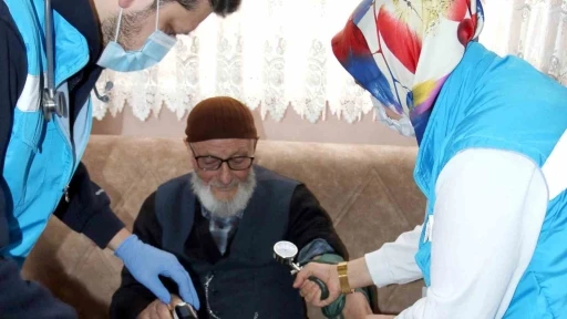 İl Sağlık M&uuml;d&uuml;r&uuml; Polat, evde sağlık hizmeti alan şehit babasını ziyaret etti
