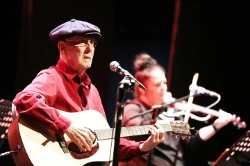 İlhan Şeşen K&uuml;&ccedil;&uuml;k&ccedil;ekmece&rsquo;de hayranlarıyla buluştu
