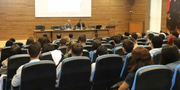 İlk dersi Rekt&ouml;r verdi
