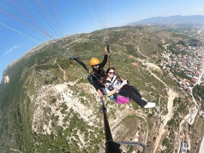 İlk kez paraş&uuml;tle u&ccedil;manın keyfini yaşayan depremzede &ccedil;ocuklar, metrelerce y&uuml;ksekte kitap okudular

