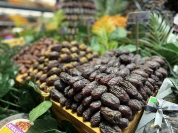 İlk oru&ccedil; &ouml;ncesi hurmalara yoğun ilgi
