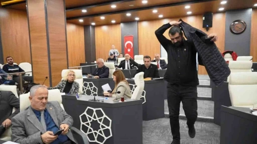 İlkadım meclisinde &ldquo;bildiri&rdquo; gerginliği: Cumhur İttifakı, toplantıyı terk etti
