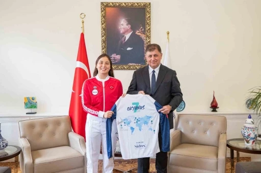 İlklere imza atan İzmirli y&uuml;z&uuml;c&uuml; Bengisu Avcı, Başkan Tugay&rsquo;la buluştu
