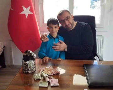 İlkokul &ouml;ğrencisi kumbarasındaki parayı depremzedeler i&ccedil;in bağışladı
