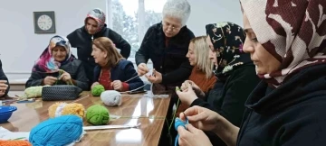 İlmekler depremzedeler i&ccedil;in atılıyor
