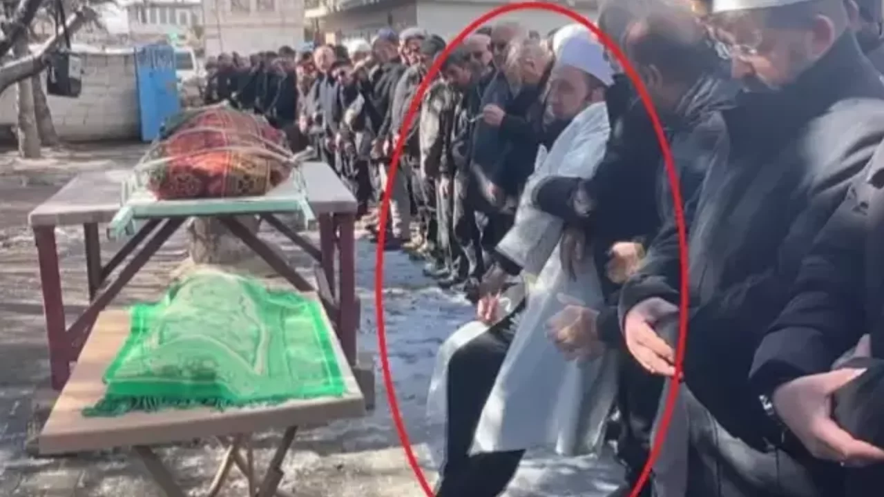 İmam cenaze namazını kıldırırken fenalık ge&ccedil;irdi