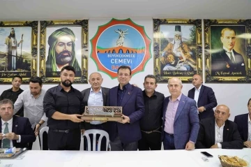 İmamoğlu B&uuml;y&uuml;k&ccedil;ekmece&rsquo;de Muharrem matemi lokmasına ortak oldu
