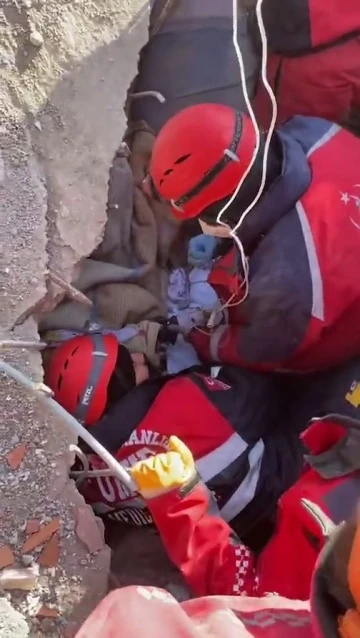 &ldquo;İmdat&rdquo; diye seslenince 222 saat sonra sağ kurtarıldı
