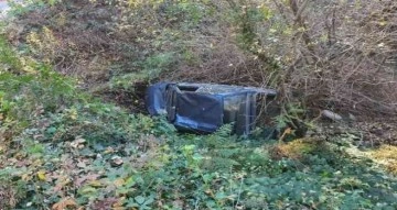 İnanılmaz kurtuluş...U&ccedil;uruma yuvarlanan otomobil hurdaya d&ouml;nd&uuml;