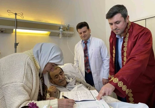 İnat uğruna ayrılmışlardı, 2&rsquo;nci nikahları hastanede kıyıldı, 65 yaşındaki gelin &ccedil;i&ccedil;ek atma hayalini de ger&ccedil;ekleştirdi
