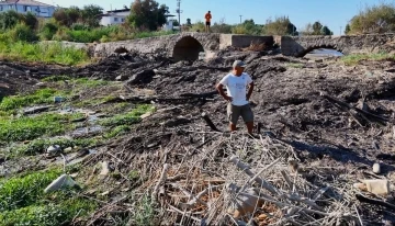 İnat&ccedil;ı filminin &ccedil;ekildiği tarihi taş k&ouml;pr&uuml;y&uuml; tıkayan atıkları ateşe verdiler
