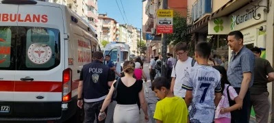 İncirli Caddesi'nde motosiklet yayaya &ccedil;arptı: 2 kişi yaralandı