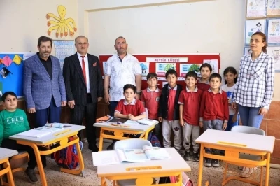 İncirliova&rsquo;da hayırsever tarafından bağışlanan sıralar okula teslim edildi
