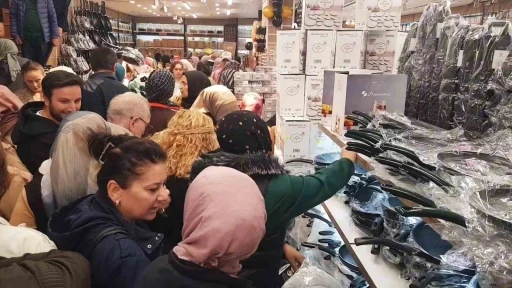 İndirimli &uuml;r&uuml;nleri almak i&ccedil;in birbirlerini ezdiler
