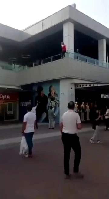 İneg&ouml;l AVM&rsquo;de intihar girişimi