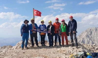 İneg&ouml;l Belediyesi dağcıları 30 Ağustos Zafer Bayramı i&ccedil;in Niğde Aladağlar'a tırmandı