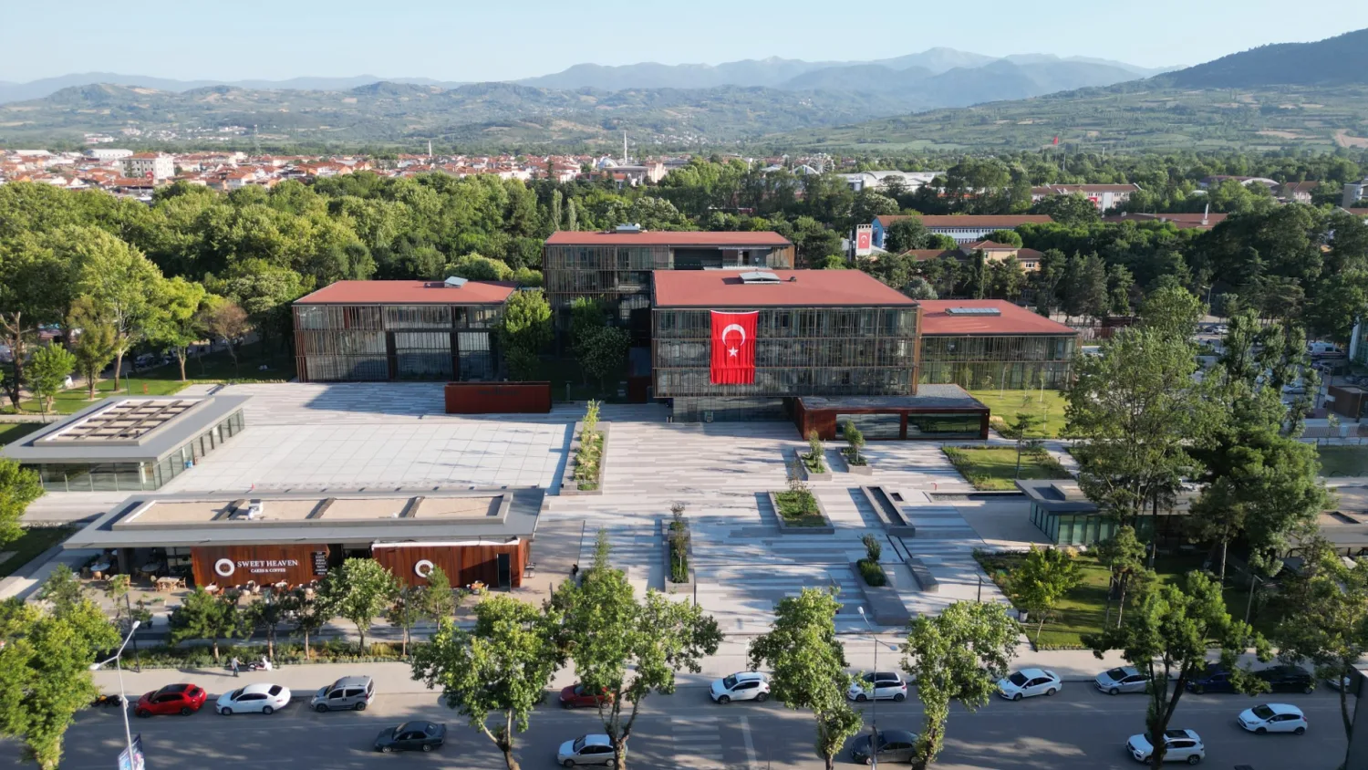 İneg&ouml;l Belediyesi&rsquo;nden 1650 &ouml;ğrenciye 3.3 milyon TL&rsquo;lik kırtasiye desteği