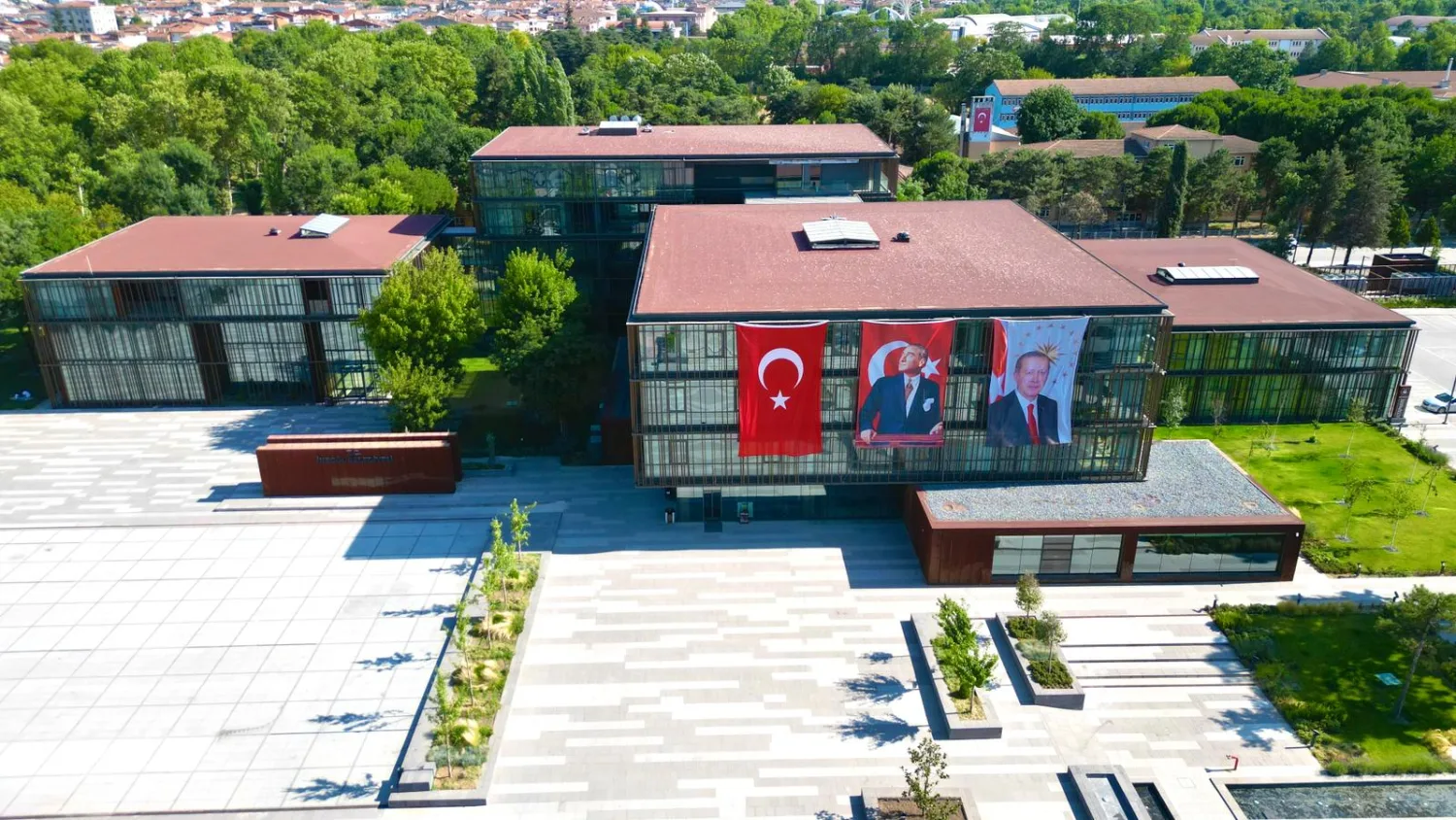 İneg&ouml;l Belediyesi'nden &ouml;ğrencilere kırtasiye desteği